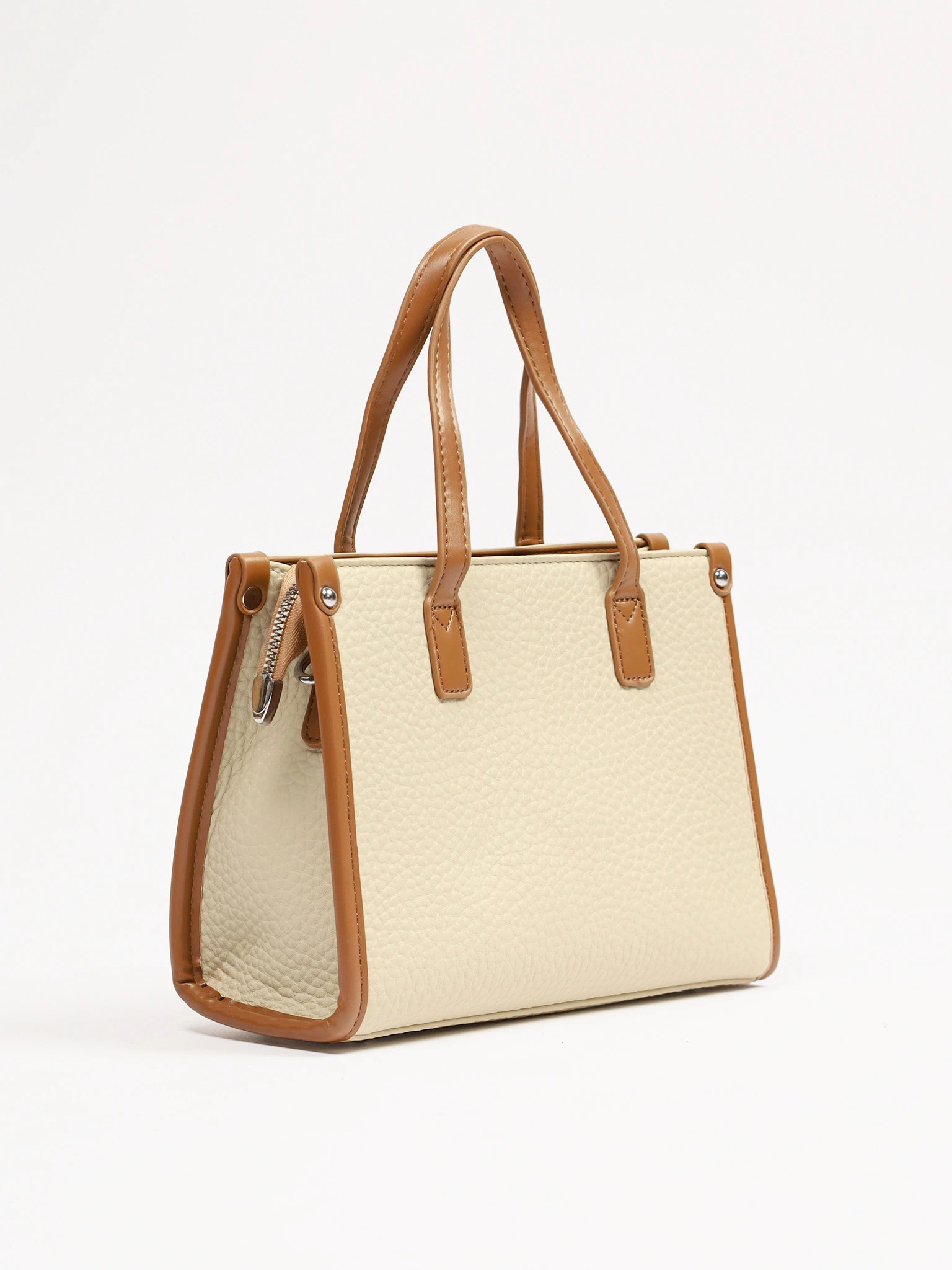 Сумка-тоут с декоративным брелком в ассортименте